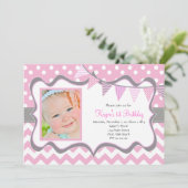 Chevron en Stippen Pendant Birthday Invitation Kaart (Staand voorkant)