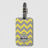 Chevron - gele grijze strepen Monogram Bagagelabel (Voorkant (verticaal))