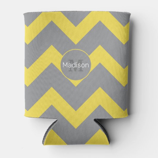Chevron - gele grijze strepen Monogram Blikjeskoeler (Voorkant)