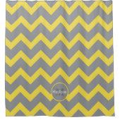 Chevron - gele grijze strepen Monogram Douchegordijn (Voorkant)