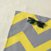 Chevron - gele grijze strepen Monogram Strandlaken (In situ)