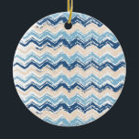Chevron-patroon van de Stille Oceaan Keramisch Ornament<br><div class="desc">We vieren de Stille Oceaan in dit leuke krabbel chevron zigzag patroon - met behulp van kleuren van het strand. Zand, oceaanblauw en middernachtblauw - Monogram of niet, uw keuze - We hebben alle afbeeldingen die in dit ontwerp worden gebruikt aanpasbaar gelaten - U kunt er naar hartenlust mee spelen...</div>