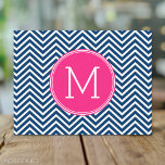 Chevron Pattern met monogram - magenta op de marin Briefkaart<br><div class="desc">Een populair ontwerp met een gebied om uw initialen toe te voegen. De rendabele kleuren en de patronen voor uw telefoon. Als u de monogrammen moet aanpassen,  klik op de aanpassingsknoop en breng veranderingen aan.</div>