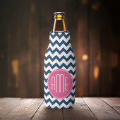 Chevron Pattern met monogram - magenta op de marin Flesjeskoeler