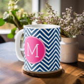Chevron Pattern met monogram - magenta op de marin Koffiemok