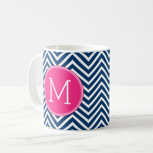 Chevron Pattern met monogram - magenta op de marin Koffiemok (Voorkant links)