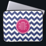 Chevron Pattern met monogram - magenta op de marin Laptop Sleeve<br><div class="desc">Een populair ontwerp met een gebied om uw initialen toe te voegen. De rendabele kleuren en de patronen voor uw telefoon. Als u de monogrammen moet aanpassen,  klik op de aanpassingsknoop en breng veranderingen aan.</div>