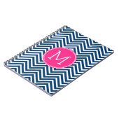 Chevron Pattern met monogram - magenta op de marin Notitieboek (Linkerzijde)