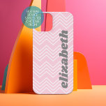 Chevron Pattern - Roze funky Script Naam iPhone 15 Case<br><div class="desc">Een trendy chevron patroon met een moderne scriptnaam aan de zijkant. Als uw onderdeel nog moet worden aangepast,  klikt u op deze knop aanpassen. Dit brengt u naar een ontwerpgebied waar u dingen kunt verplaatsen en zelfs lettertypen kunt wijzigen!</div>