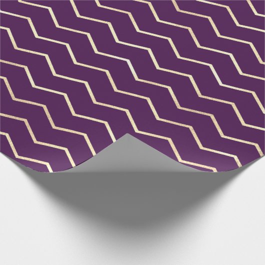 Chevron Stripes Line Gold Metallic Paars Violet Cadeaupapier (Hoek)