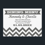 Chevron Wedding Menu Cards<br><div class="desc">Klassieke chevron patroon bruiloft menenkaarten in grijs en wit voor moderne,  chic,  en trendy niet-traditionele of mishandelde bruiloften!  Opmerking: Je kunt dit object gemakkelijk aanpassen aan je wensen.  Neem contact met mij op als u een andere kleur-/ontwerpregeling wilt of als u een aanvraag hebt.</div>