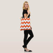 Chevron zigzag design oranje wit tote bag (Op model)