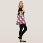 Chevron zigzagpatroon in natuurlijke kleuren tote bag (Op model)