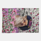 Chi Chi in Flowers - Chihuahua Puppy in Cute Pet Theedoek (Horizontaal)