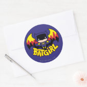 Chibi Batgirl met Gotham Skyline en Logo Ronde Sticker (Envelop)