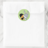 Chibi DAFFY DUCK™ EN BUGS BUNNY™ Ronde Sticker (Tas)