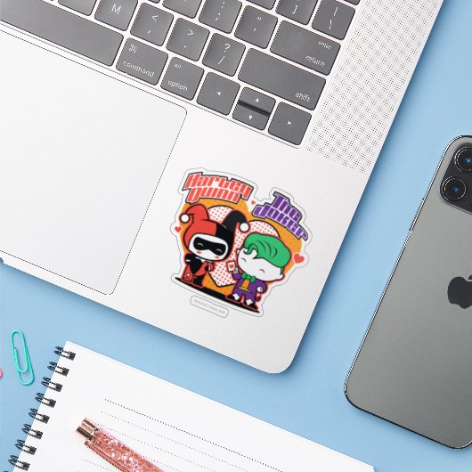 Chibi Harley Quinn en Chibi Joker Hearts Sticker (Laptop met iPhone)