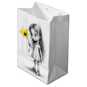 Chibi meisje met gele bloem medium cadeauzakje (Voorkant Gekanteld)