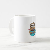 Chibi Sloth Coffee Lover – Schattigee Kawaii Sloth Koffiemok (Voorkant links)