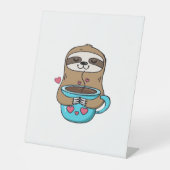 Chibi Sloth Coffee Lover – Schattigee Kawaii Sloth Reclamebord Met Voetstuk (Voorkant)