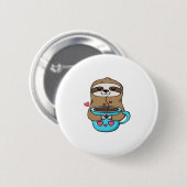 Chibi Sloth Coffee Lover – Schattigee Kawaii Sloth Ronde Button 5,7 Cm (Voorkant /achterkant)