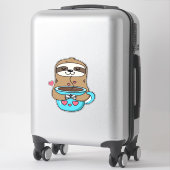 Chibi Sloth Coffee Lover – Schattigee Kawaii Sloth Sticker (Koffer)