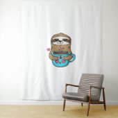 Chibi Sloth Coffee Lover – Schattigee Kawaii Sloth Wandkleed (In situ)