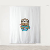 Chibi Sloth Coffee Lover – Schattigee Kawaii Sloth Wandkleed (Voorkant)