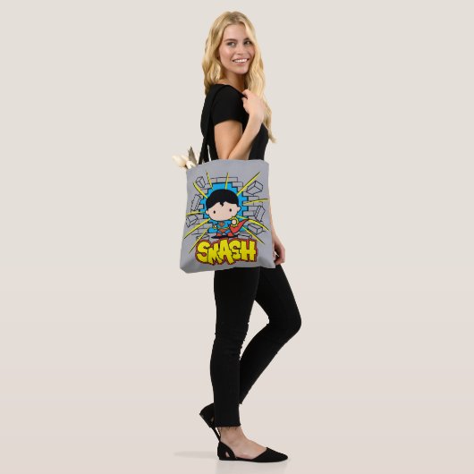 Chibi Superman die door de Brick-muur smashing Tote Bag (Op model)