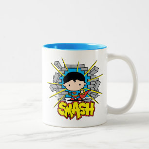 Chibi Superman die door de Brick-muur smashing Tweekleurige Koffiemok