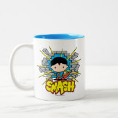 Chibi Superman die door de Brick-muur smashing Tweekleurige Koffiemok (Links)