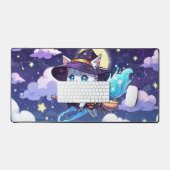 Chibi Witch Cat Flying in Starry Sky – Kawaii Magi Bureaumat (Keyboard & Muis)