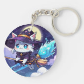Chibi Witch Cat Flying in Starry Sky – Kawaii Magi Sleutelhanger (Achterkant)