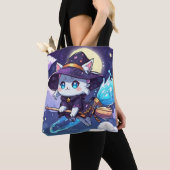 Chibi Witch Cat Flying in Starry Sky – Kawaii Magi Tote Bag (Dichtbij)