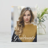 Chic 2026 Afstudeerfoto White Script Overlay Aankondiging (Staand voorkant)