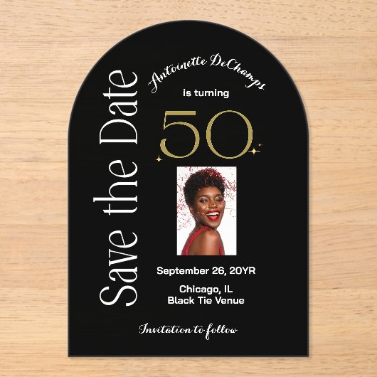 Chic 50 en Fabulous Black Gold Arch Bewaar de datu Acryl Uitnodigingen (Voorkant)