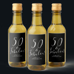 Chic 50 Fabulous Black White Name 50th Birthday Wijn Etiket<br><div class="desc">Viel het draaien 50 in stijl met dit zwarte en witte elegante etiket van de 50ste verjaardag met tekst 50 en fabelachtig in witte het manuscriptkalligrafie en moderne typografie. Voeg gewoon jouw naam toe en je cadeauetiketten voor cadeautjes voor 50-jarige verjaardagsfeestjes zijn klaar om te gaan. Exclusief voor u ontworpen...</div>