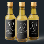 Chic 50 Fabulous Black White Name 50th Birthday Wijn Etiket<br><div class="desc">Viel het draaien 50 in stijl met dit zwarte en witte elegante etiket van de 50ste verjaardag met tekst 50 en fabelachtig in witte het manuscriptkalligrafie en moderne typografie. Voeg gewoon jouw naam toe en je cadeauetiketten voor cadeautjes voor 50-jarige verjaardagsfeestjes zijn klaar om te gaan. Exclusief voor u ontworpen...</div>