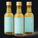 Chic 50 Fabulous Blue Name 50th Birthday Wijn Etiket<br><div class="desc">Viel het draaien 50 in stijl met dit blauwe elegante 50e verjaardagsetiket met tekst 50 en fabelachtig in witte het manuscriptkalligrafie en moderne typografie. Voeg gewoon jouw naam toe en je cadeauetiketten voor cadeautjes voor 50-jarige verjaardagsfeestjes zijn klaar om te gaan. Exclusief voor u ontworpen door Happy Dolphin Studio. Neem...</div>