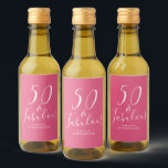 Chic 50 Fabulous Hot Pink Name 50th Birthday Wijn Etiket<br><div class="desc">Viel het draaien 50 in stijl met dit hete roze elegante 50e verjaardagsetiket met tekst 50 en fabelachtig in witte het manuscriptkalligrafie en moderne typografie. Voeg gewoon jouw naam toe en je cadeauetiketten voor cadeautjes voor 50-jarige verjaardagsfeestjes zijn klaar om te gaan. Exclusief voor u ontworpen door Happy Dolphin Studio....</div>