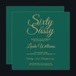 Chic 60 en Sassy Green Gold 60th Birthday Party Kaart<br><div class="desc">Viel om 60 in stijl te worden met dit moderne 60ste verjaardagsontwerp in glamoureus smarald green en goud, een chic 60ste verjaardagsuitnodiging die je gewoon kunt personaliseren en uitzenden voor je 60ste verjaardagsfeest. De woorden zestig en sassy zijn in faux gouden glitter en reeks gebruikend moderne manuscriptkalligrafie. Exclusief voor u...</div>