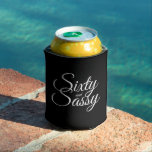 Chic 60 Sassy 60th Birthday Black Koelbox Blikjeskoeler<br><div class="desc">Het vieren van het draaien van 60 in stijl met dit chic en eenvoudig 60th verjaardagsontwerp dat de tekst zestig en sassy in wit op een zwarte achtergrond kenmerkt. Deze stijlvolle 60ste verjaardagskoelbox is perfect voor het maken van een geweldige 60ste verjaardag viering. De woorden zestig en assy worden geplaatst...</div>