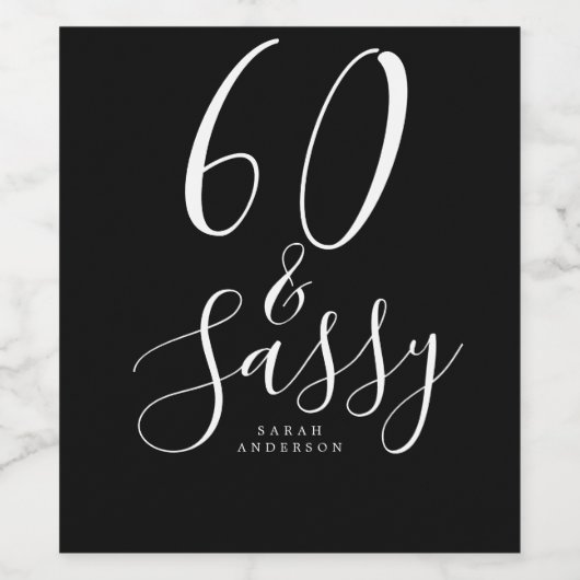Chic 60 Sassy Zwart Wit Naam 60e Verjaardag Cadeau Wijn Etiket (Enkel label)
