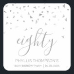 Chic 80th Birthday Party Silver Confetti Vierkante Sticker<br><div class="desc">Help haar haar haar 80ste verjaardag in stijl te vieren met dit eenvoudige maar elegante ontwerp, met faux zilveren driehoekige confetti die op een witte achtergrond op het woord "80" in zilvergrijs handschrift staat. Pas het aan met de naam van de honoree in het zilvergrijze Sans serif lettertype, samen met...</div>