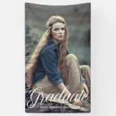 Chic afstudeerfoto met witte typografie-overlay fe spandoek (Verticaal)