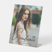 Chic Afstuderen Foto Black Script Graduparty Reclamebord Met Voetstuk (Voorkant)