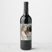 Chic Afstuderen Foto Black Script Overlay Party Wijn Etiket (Voorkant)