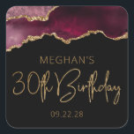 Chic Agate Geode Burgundy Gold 30th Birthday Party Vierkante Sticker<br><div class="desc">Deze griezelige, glamoureuze stickers van de 30ste verjaardag hebben een waterverf afbeelding van een geo van een geit in de schaduw van het bruidsrood met faux goudglitter hoogtepunten. De woorden "30th Birthday" staan in faux Gold glitter in een decoratief modern handschrift. Pas hen met de naam van de eer en...</div>