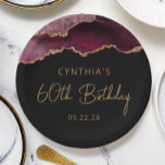 Chic Agate Geode Burgundy Gold 60th Birthday Party Papieren Bordje<br><div class="desc">Deze chique,  glamoureuze 60e verjaardagsfeest papieren borden zijn voorzien van een waterverf afbeelding van een agaat geode in tinten van bordeauxrood met faux gold glitter highlights. De woorden "60th Birthday" verschijnen in goudkleurig decoratief modern handschriftlettertype. Voeg de naam van de honoree en de datum in goudkleurige sans serif tekst.</div>