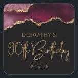 Chic Agate Geode Burgundy Gold 90th Birthday Party Vierkante Sticker<br><div class="desc">Deze chic, glamoureuze stickers van het 90ste verjaardagsfeest zijn voorzien van een waterverf afbeelding van een geo van een geit in tinten van geweerrood met faux goudglitter hoogtepunten. De woorden "90th Birthday" staan in faux Gold glitter in een decoratief modern handschrift. Pas hen met de naam van de eer en...</div>